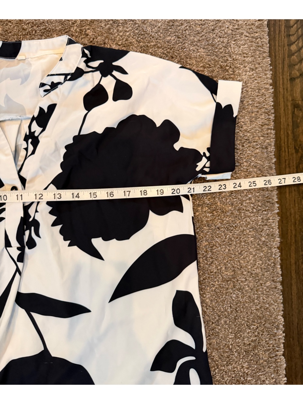 Black & White Floral V-Neck Short Sleeve Blouse - Picture 8 of 14
